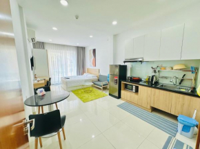 Spacious & modern 1BR w balcony 302